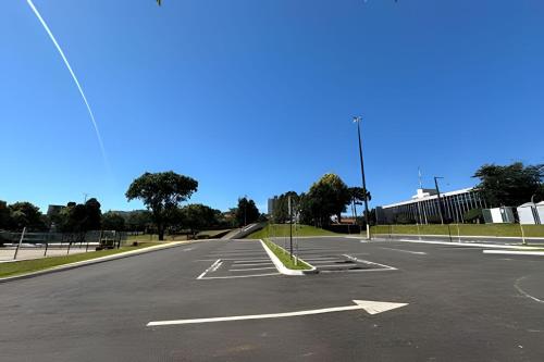 an empty parking lot with an arrow on the road at Studio com ar-condicionado no Centro! in Guarapuava