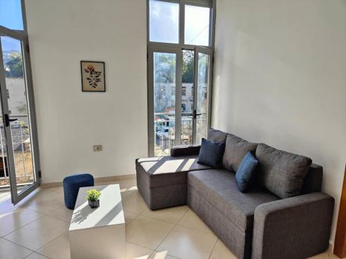 Bright guest suit 15 min by bus to center