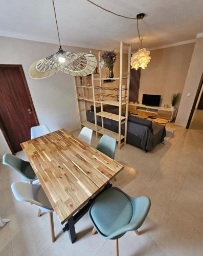 a living room with a wooden table and chairs at Appartement calme en rdc in Vila Verde