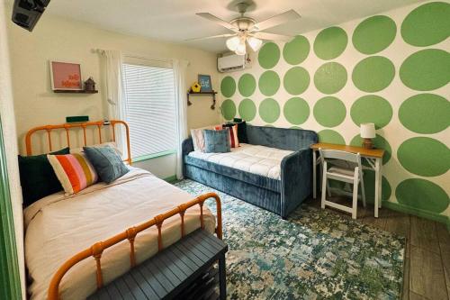 een slaapkamer met een bed, een bank en een tafel bij Key Lime Cottage - waterfront in Crystal River
