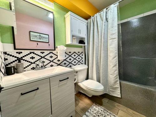 een badkamer met een toilet, een wastafel en een douche bij Key Lime Cottage - waterfront in Crystal River
