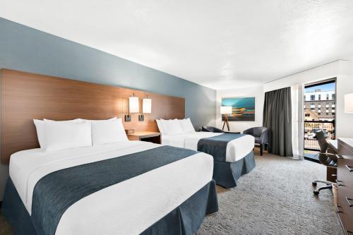 Ein Bett oder Betten in einem Zimmer der Unterkunft Hayward Inn