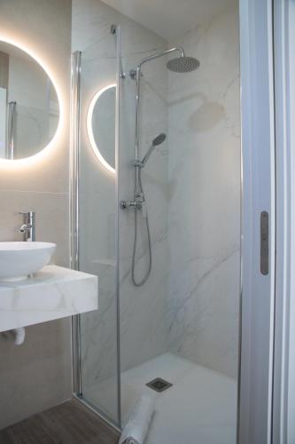 a bathroom with a shower and a sink at Vivienda Fermina Padron-Camino de Santiago in Padrón