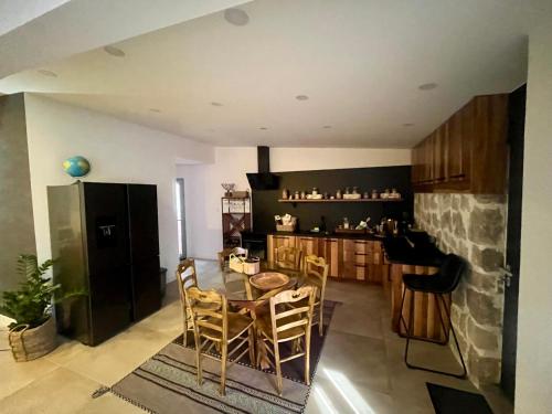 una cucina e una sala da pranzo con tavolo e sedie di Garni Hotel TIANIS a Kotor (Cattaro)