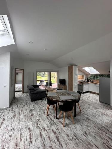 un salon avec une table et un canapé dans l'établissement Ô Ptit Bouleau, à Buhl-Lorraine