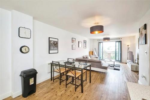 a living room with a table and a couch at City Centre Apartment Jewellery Quarter in Birmingham