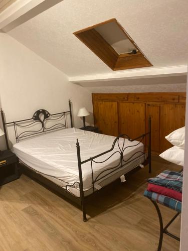 une chambre avec un lit avec un plafond en bois dans l'établissement Bousquet, à Lanespède