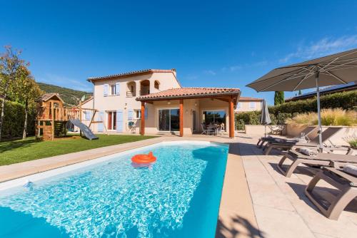 une piscine dans l'arrière-cour d'une maison dans l'établissement Villa Alize, à Vallon-Pont-dʼArc