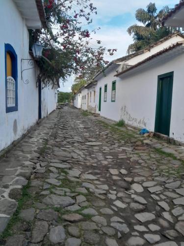 帕拉蒂Casa Completa Centro Histórico Paraty RJ的白色建筑城镇中一条空的街道