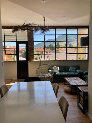 un salon avec une table et un canapé dans l'établissement La Verrière Berges du Tarn - Centre historique, à Millau