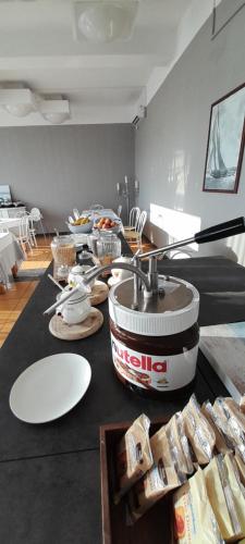 een keuken met een tafel met eten erop bij Hotel Delfino in Milano Marittima