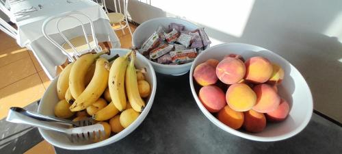 drie fruitschalen op een aanrecht bij Hotel Delfino in Milano Marittima