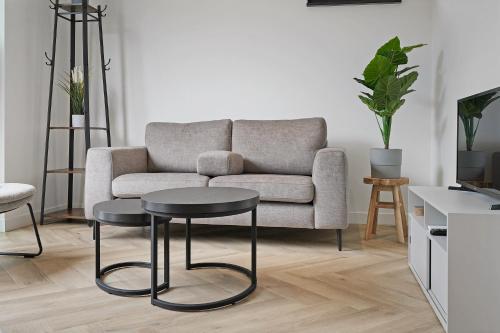 a living room with a couch and a table at Vakantiehuis Nieuwdorp in Nieuwdorp