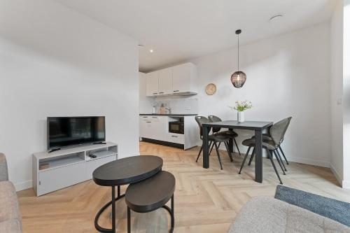 a kitchen and living room with a table and chairs at Vakantiehuis Nieuwdorp in Nieuwdorp