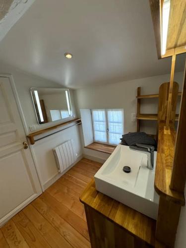 Cette chambre comprend une cuisine avec un évier et une fenêtre. dans l'établissement Appartement hyper-centre Jaude-Blatin, à Clermont-Ferrand