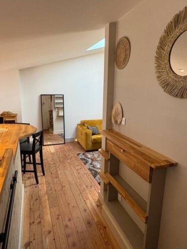 - une cuisine et un salon avec une table et un miroir dans l'établissement Appartement hyper-centre Jaude-Blatin, à Clermont-Ferrand