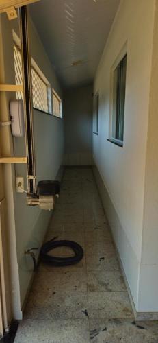 a hallway of an empty room with a hose at Casa BNH in Cachoeiro de Itapemirim