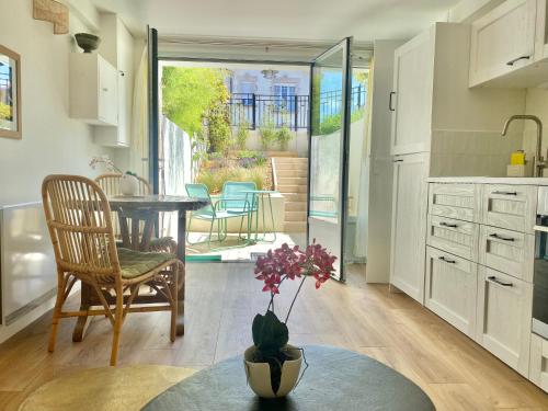 une cuisine et une salle à manger avec une table et des chaises dans l'établissement Appartement avec Terrasse proche du Centre-ville, à La Rochelle