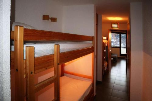 Cette chambre comprend 2 lits superposés et un couloir. dans l'établissement Résidence Le Cairn - COEUR DE STATION - Les Orres 1650 Résidence CAIRN - Studio 6 personnes MAE-4561, aux Orres