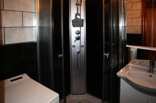 une salle de bain avec une douche, des toilettes et un lavabo dans l'établissement Résidence Le Cairn - COEUR DE STATION - Les Orres 1650 Résidence CAIRN - Studio 6 personnes MAE-4561, aux Orres