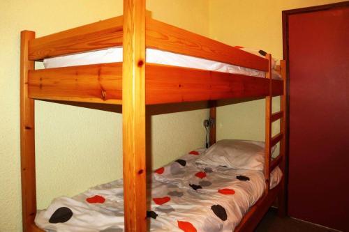 - un lit superposé avec un lit superposé en bois orné de fleurs dans l'établissement Résidence Le Cairn - Résidence Cairn - Studio 4 personnes vue pistes MAE-6351, aux Orres