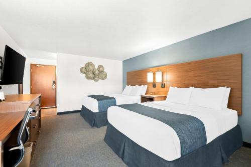 Ein Bett oder Betten in einem Zimmer der Unterkunft Hayward Inn