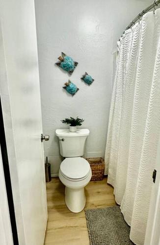 Un baño de OCEANVIEW Condo in Kapa'a FULLY remodeled 1bd and 1ba