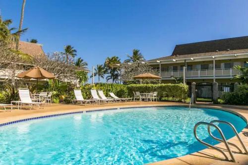 La alberca dentro o cerca de OCEANVIEW Condo in Kapa'a FULLY remodeled 1bd and 1ba