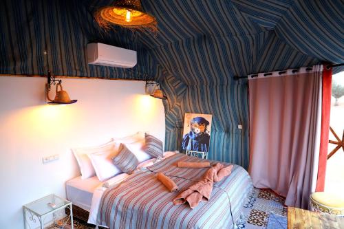 Postel nebo postele na pokoji v ubytování Merzouga Dome