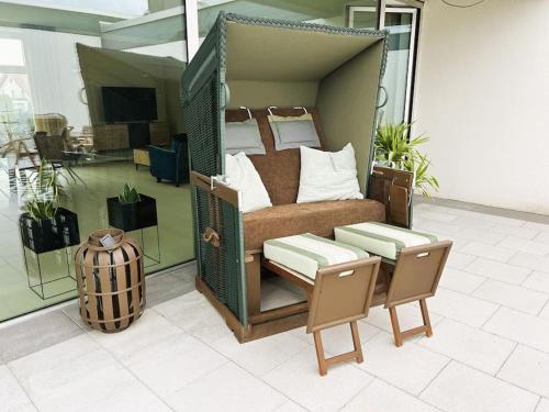 a room with a bed and a table and chairs at Charmante 2-Zimmerwohnung im Luftkurort Lippe in Lage