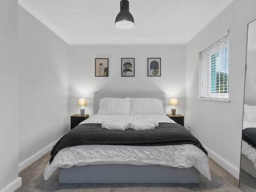 Ένα ή περισσότερα κρεβάτια σε δωμάτιο στο Modern & Stylish 2 Bed Home in Whitehaven
