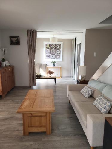 un salon avec un canapé et une table basse dans l'établissement Cosy Home with nice view, home-video, library and piano - 40 min from Grand Bornand & La Clusaz - 50 min - Megève - 10 minutes Le Semnoz, à Quintal