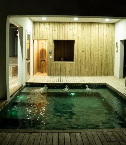 a swimming pool in a house with a wooden wall at Carilo Vista in Carilo