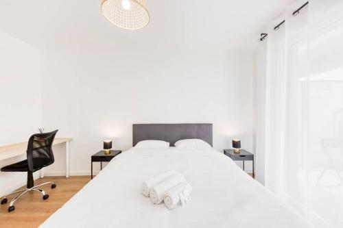 ein weißes Schlafzimmer mit einem Bett und einem Stuhl in der Unterkunft L'Elégant de Paris - Villepinte - Paris in Villepinte