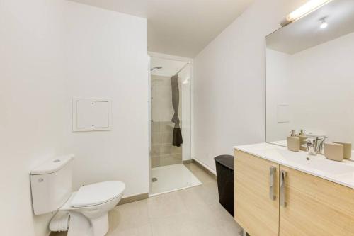 ein Badezimmer mit Toilette, Waschbecken und Dusche in der Unterkunft L'Elégant de Paris - Villepinte - Paris in Villepinte