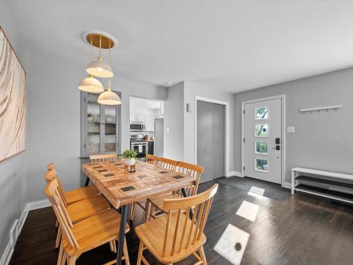 Posezení v ubytování Stylish and Bright 3Bd Home, Amazing Deck, Game Room, Free Parking