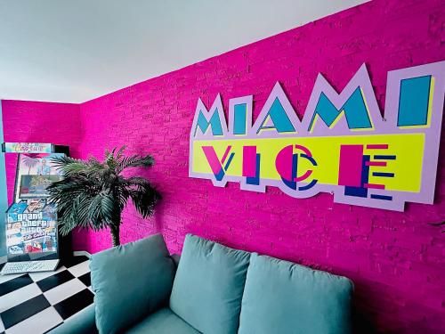 Χώρος καθιστικού στο Capsule Miami Vice - Jacuzzi - Billard - Ecran cinéma & Netflix - Ping-Pong - Nintendo & Jeux-