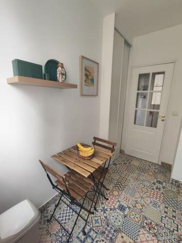 une salle de bains avec une table et des bananes. dans l'établissement Chez Caramel à Vincennes, à Vincennes