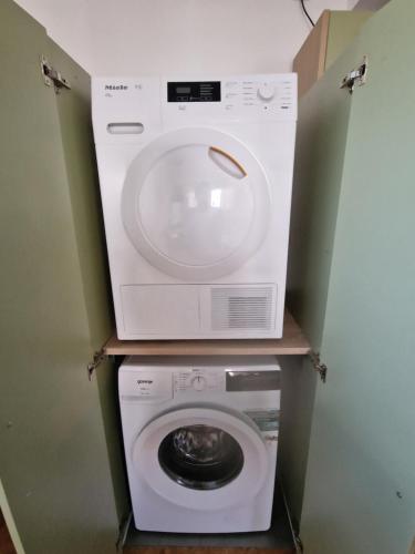 a washer and dryer sitting on top of a washing machine at Ferienwohnung Nachtigall 3 in Bad Hersfeld
