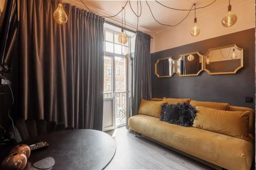 een woonkamer met een bank en een raam bij Central & Functional Studio Riga in Rīga