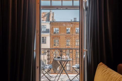 een kamer met uitzicht op een gebouw vanuit een raam bij Central & Functional Studio Riga in Rīga