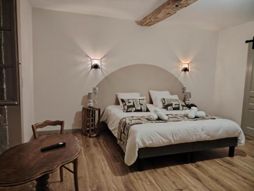 Postel nebo postele na pokoji v ubytování Gîtes et Chambre d'Hôtes Le Vieux Chêne