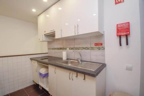 Kuchyň nebo kuchyňský kout v ubytování Casinha da Parede - 5 min from the beach