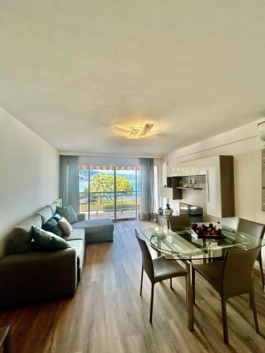 un salon avec un canapé et une table dans l'établissement Terrazza Bellavista con 2 camere, à Roquebrune-Cap-Martin