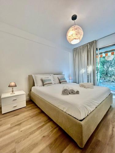 une chambre avec un grand lit et une fenêtre dans l'établissement Terrazza Bellavista con 2 camere, à Roquebrune-Cap-Martin