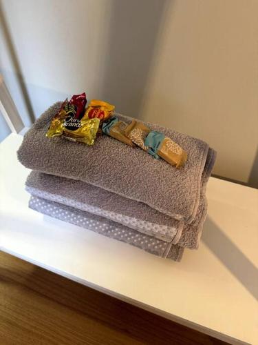 a pile of towels sitting on top of a table at CONDOMÍNIO SOLAR DI LUCCA lindo apartamento com AR CONDICIONADO e próximo a UEL in Londrina