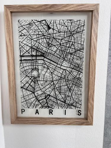 un dessin encadré d'une carte de paris dans l'établissement Kapsule - Olympe Suites & Spa Roubaix - Lille, à Roubaix