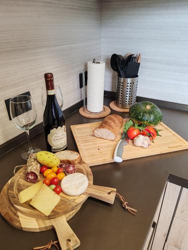 two cutting boards with cheese and bread and a bottle of wine at Villa Chalet Bellagio Panorama in Bellagio