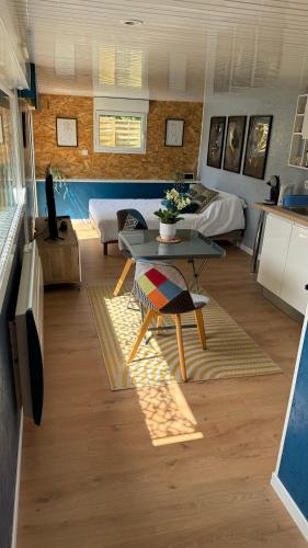 un salon avec un canapé et une table dans l'établissement Oasis, à Juilley