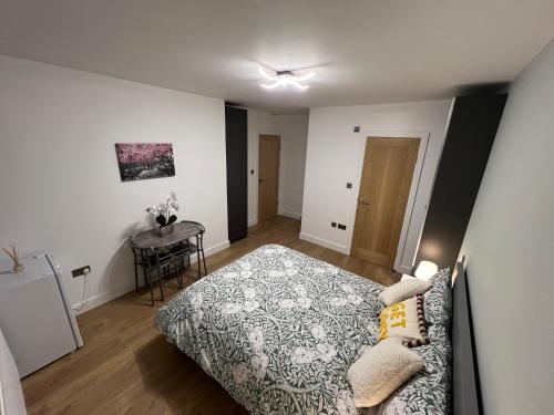 Gallery image of Modern suite in Feltham